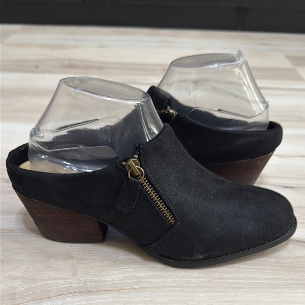 Bella Vita Carlene Black Suede Mule Clogs Side Zip Block Heel Booties Size 7.5